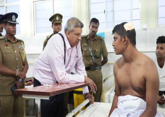 நீர்கொழும்பு சிறைச்சாலை வன்முறை: காயமடைந்த அதிகாரிகளை மருத்துவமனையில் சந்தித்த நீதி அமைச்ச